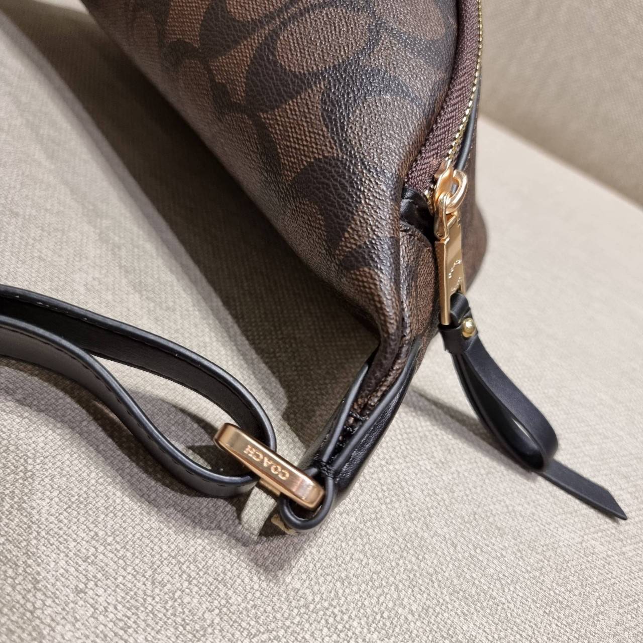 COACH F48740 BELT BAG IN SIGNATURE CANVAS กระเป๋าคาดอกทรง Unisex ที่ขายดีถล่มทลาย!! ขายได้ตลอดปี!! สวยเท่ทุกสี วัสดุหนังแคนวาสเคลือบคุณภาพดี ทนทาน ใช้งานง่าย ภายในเป็นช่องโล่ง เหมาะสำหรับคนที่ชอบพกอะไรง่ายๆ รับรองตอบโจทย์น้า