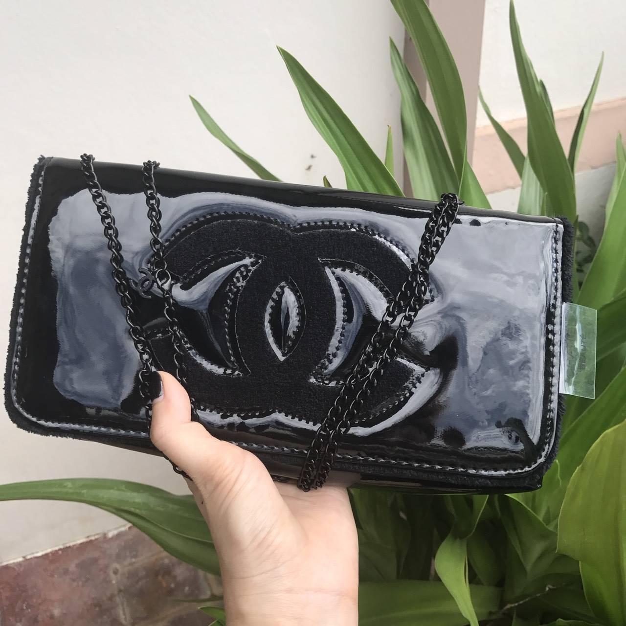 Best sellerแห่งปี! ต้องกดเลิฟให้ใบนี้เลย กระเป๋าclutch & shoulder bag งานพรีเมี่ยมกิ้ฟ จากเคาเตอร์ต่างประเทศ จากแบรนด์ Chanel เป็นกระเป๋าหนังแก้วเงา สวยหรู ตามแบบฉบับของแบรนด์เลย ตัวกระเป๋าขนาดกำลังดี ใส่มือถือได้ทุกรุ่น สามารถเก็บสายถือเป็นคลัชออกงานได้ค