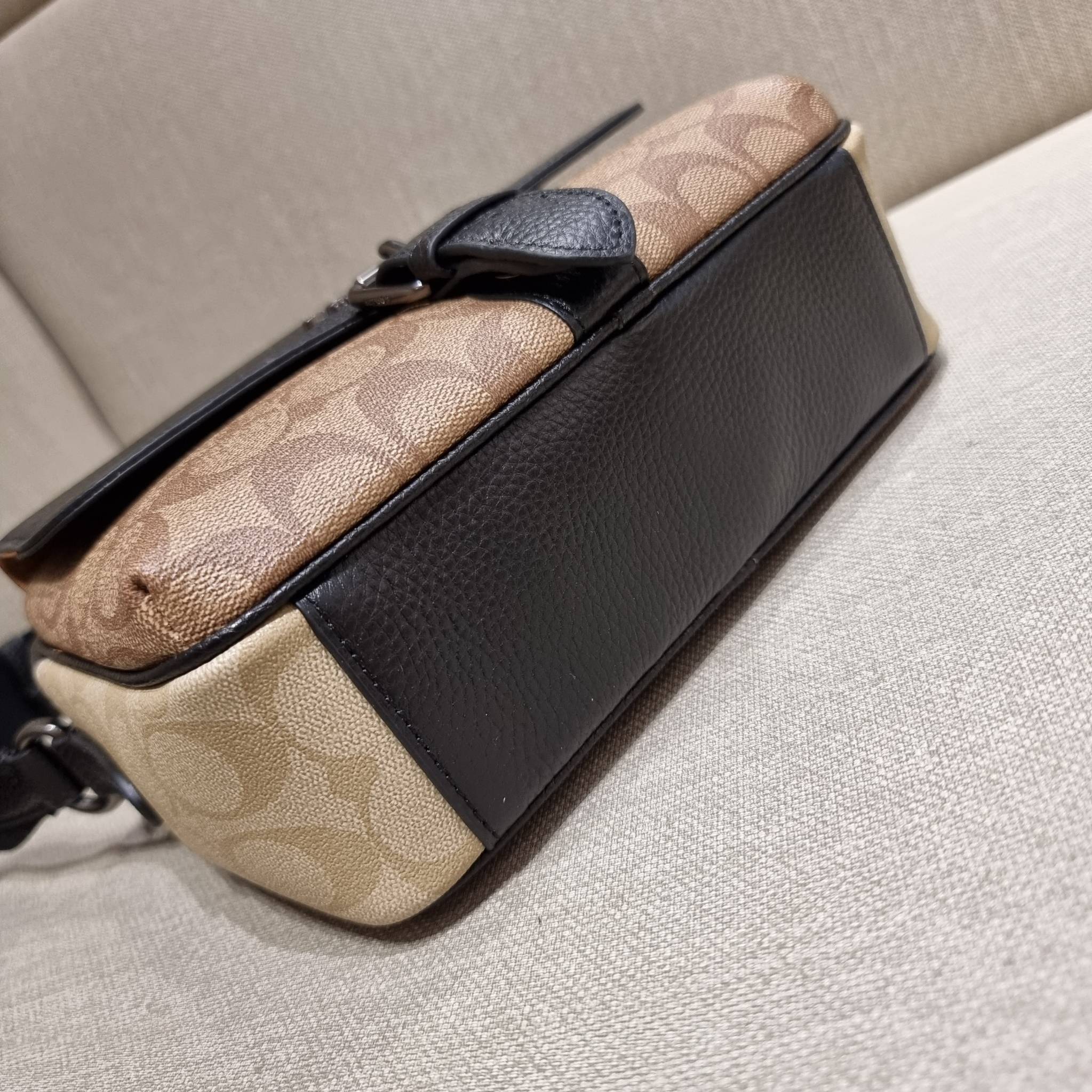 COACH C6080 HUDSON CROSSBODY IN BLOCKED SIGNATURE CANVAS ยกความคูลมาให้หนุ่มๆถึงที่!! ไอเท็มเด็ดหายาก กระเป๋าสะพายข้างดีไซน์ตัดสี เท่ไม่ซ้ำ วัสดุหนังแคนวาสสลับหนัง pepble ทนทาน ใช้งานง่าย ด้วยฝาปิดแบบกระดุมแม่เหล็กด้านหน้า และซิปที่ช่องหลัก ใช้ของได้เลยแบ