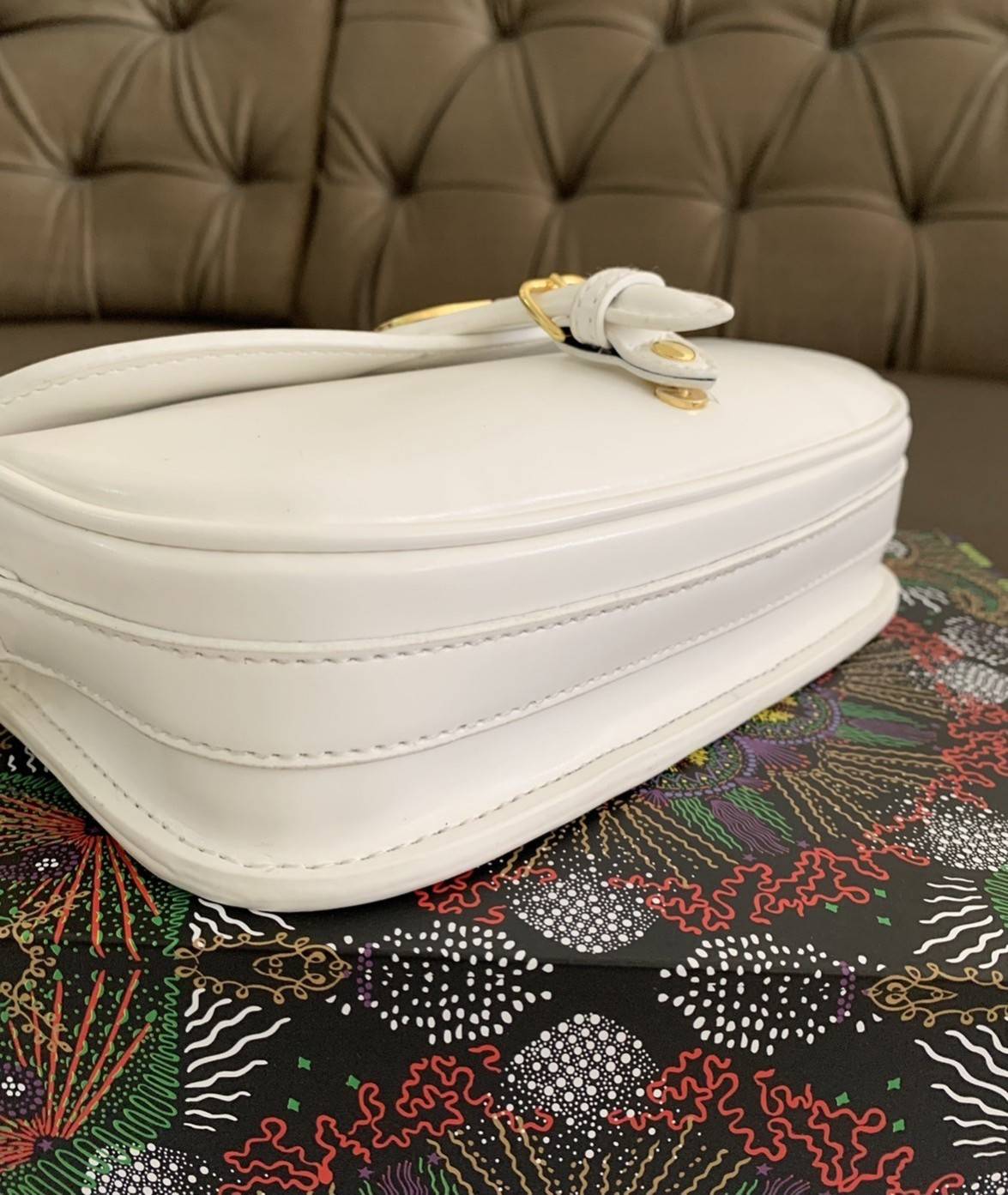 DIOR BOBBY EAST-WEST BAG (GWP) พรีเมี่ยมกิ้ฟ Limited Edition กระเป๋าสะพายขนาดกระทัดรัด น่ารักมากมาย วัสดุหนังแท้ (Calfskin) อะไหล่ทอง ตกแต่งด้านหน้ากระเป๋าแบบหัวเข็มขัด ประดับโลโก้ CD ด้านหลังสกรีนตัวอักษร "30 MONTAIGNE" มีช่องสำหรับเก็บของหนึ่ง