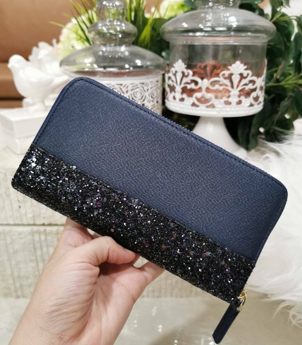 KATE SPADE NEW YORK GLITTER LONG WALLET กระเป๋าสตางค์ใบยาวรุ่นใหม่ล่าสุดจาก KATE SPADE FACTORY หนัง SAFFIANO ตัด Gitter วิ้งๆสวยหรูอยู่ทรงตามคอนเซปคอลเลคชั่นใหม่ เปิดปิดด้วยซิปรอบด้านหน้ามีโลโก้สวยเรียบหรูภายในมีโลโก้ ช่องซิปกลาง ช่องใส่บัตรหลายช่อง สามาร