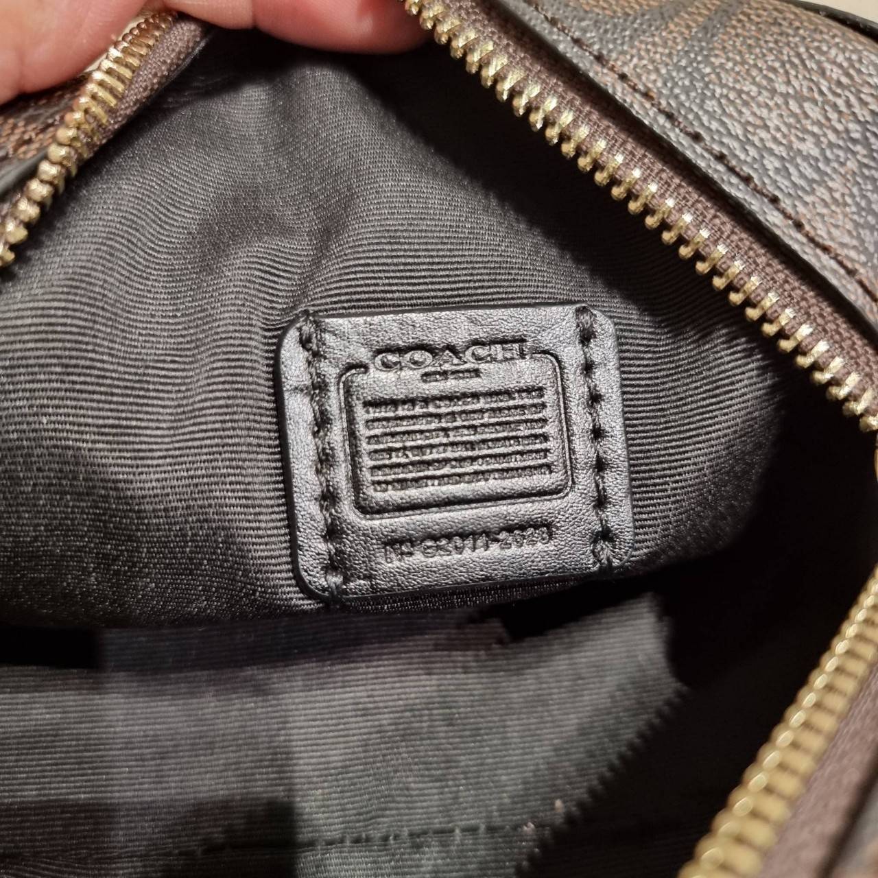 COACH 2628 MINI SERENA CROSSBODY IN SIGNATURE CANVAS ใหม่ที่สุด!! พร้อมส่งทุกสีเด็ด!! ย่อส่วนกระเป๋าสะพายคอลเลคชั่นยอดฮิต มินิเซเรนา ที่รับรองว่าน้องน่ารักม้ากกก!! ขนาดเล็กกุ๊งกิ๊ง แต่ดีเทลยิ่งใหญ่ วัสดุหนังแคนวาสเคลือบลาย เปิด-ปิดด้วยซิป สะดวกใช้ ภายในเป