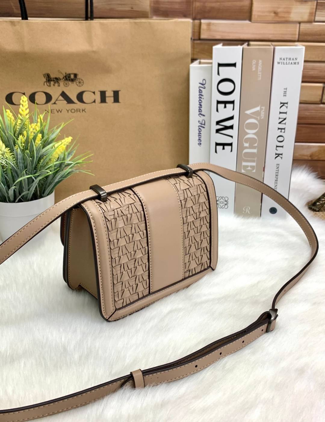 น้องสวย คุณภาพแน่นอีกแล้วจร้าา! COACH ALIE SHOULDER BAG 18 WITH WEAVING ((C2587)) พร้อมส่งความสวย! กระเป๋าสะพายครอสบอดี้ร์หรือสามารถทบเป็นสายคู่ใช้แบบหิ้วหรือคล้องไหล่ได้ด้วย หนังแท้อย่างดีสวยงามค่ะ ด้านหน้าทำหนังแบบสานได้คลาสสิคค่ะ