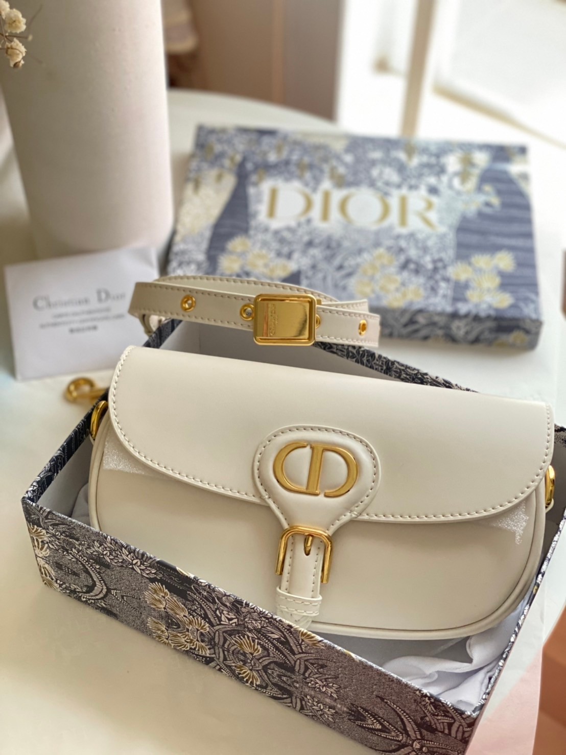 หนังแท้ DIOR BOBBY EAST-WEST BAG พร้อมส่งที่ไทย งานหนังแท้ทั้งใบเกรดออริจินอล ภาพสินค้าถ่ายจากงานขายจริง ใช้งานต่างประเทศได้ รุ่นใหม่ในฤดูกาลนี้ เพิ่มความทันสมัยให้กับซิลลูเอทของ Hobo ผ่านเส้นสายที่สง่างามและสัดส่วนที่กลมกลืนกัน สไตล์หนังลูกวัว โดดเด่นด้ว