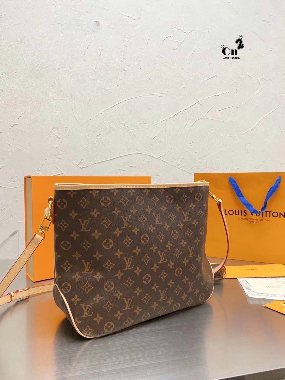 Louis Vuitton Monogram Delight Canvas / LV Delight Tote Bag กระเป๋าสะพายข้างทรงสูงใบใหญ่หนังแกะสังเคราะห์ หูหิ้วปั้มโลโก้ ด้านในมี1ช่องซิป 1ช่องใส่ของจุกจิ๊ก มาพร้อมกระเป๋าเล็กน่ารักใส่ตังค์ คุ้มสุดๆ อะไหล่ทองหรูหรา มีสายยาว ถอดสายได้ ปรับระดับได้ จุของได