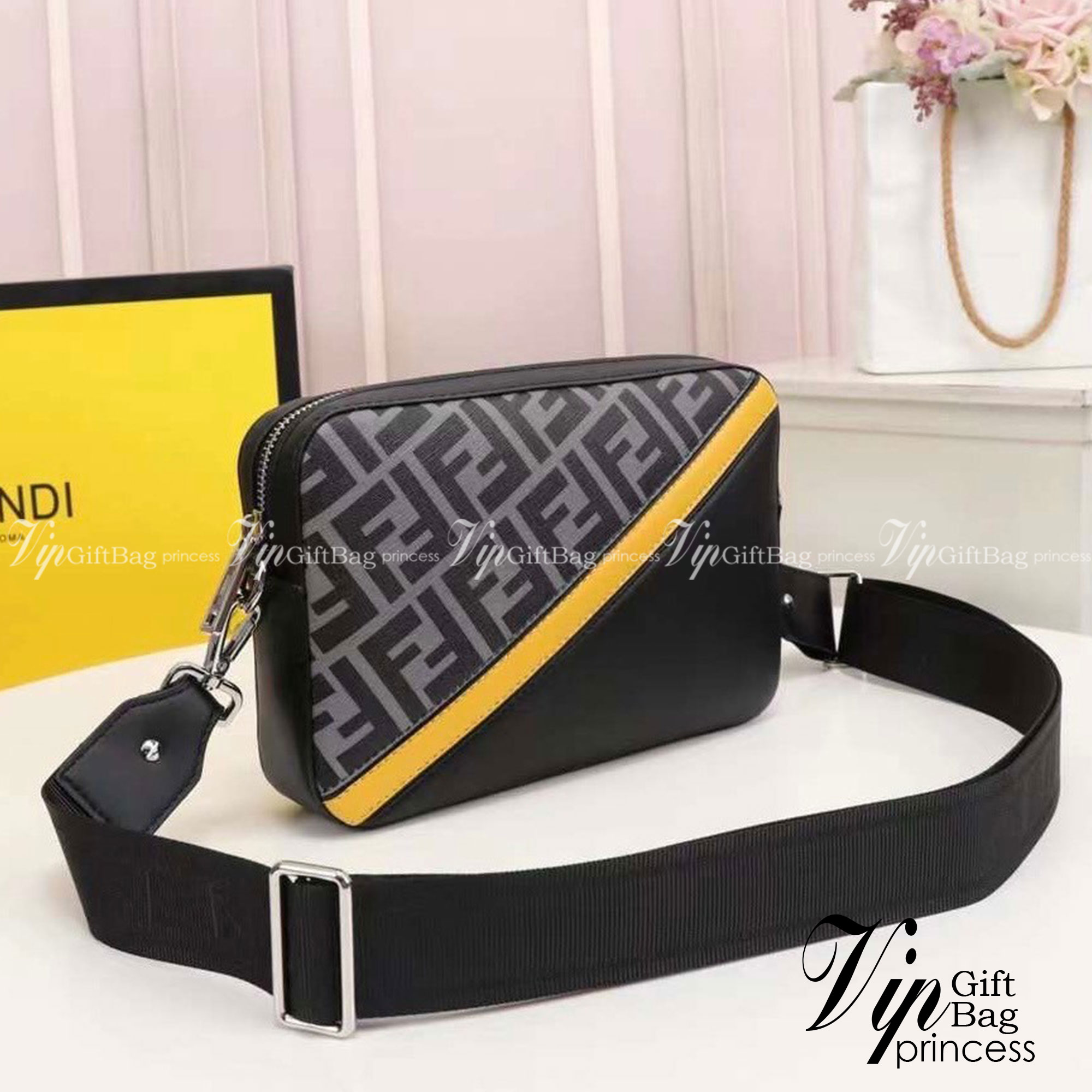FENDI Ff-Print Coated-Canvas And Leather Cross-Body Bag เกรดออริจินอล FENDI Messenger Bag กระเป๋าสะพายข้าง ให้หนุ่มๆได้ตัวตึงกันไปเลยจ้า กับกระเป๋าสะพายทรงแมสเซ็นเจอร์ รุ่นหายาก ดีไซน์เรียบหรู สะดวกใช้ที่สุด ภายในโล่งกว้าง สายสะพายถอดได้ ปรับใช้ตามสะดวก ใ