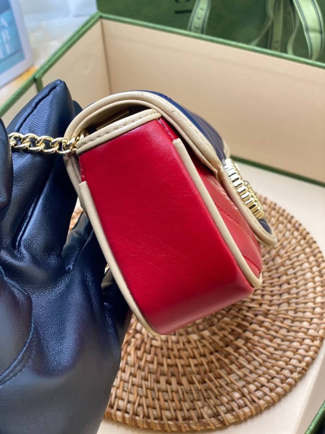 หนังแท้ VIP GIFT 】GUCCI GG Marmont super bag [mini & small] กระเป๋าสะพายข้าง โทนสีสดใสเล่นสีทูโทนตัดกันอย่างลงตัว เฟี๊ยดมากค่ะ ไซส์กะทัดรัด พกพาง่าย น้ำหนักเบา ดีไซน์สวย ภายในโล่งกว้าง มาพร้อมสายสะพายโซ่อะไหล่ทองในตัว ปรับใช้ได้ทั้งแบบสะพายเดี่ยว และสะพาย