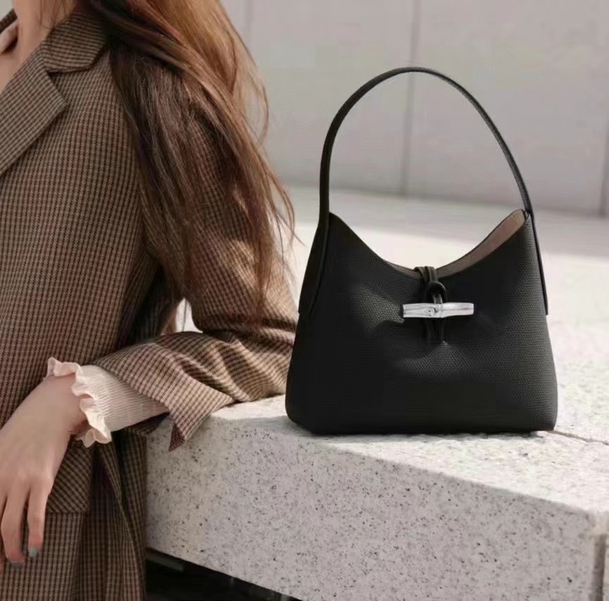 LONGCHAMP ROSEAU Hobo bag กระเป๋าสะพายไหล่ขนาดเล็ก วัสดุหนังวัว อะไหล่เงิน เป็นการผสมผสานสไตล์ที่เรียบง่าย Roseau อันเป็นสัญลักษณ์ใหม่ทั้งหมด เรียบง่าย สะดวกใช้ ประดับด้วยเข็มกลัดไม้ไผ่อันเป็นสัญลักษณ์ของแบรนด์ เรียบหรู แต่ดูดี ในแบบฉบับของ Longchamp ห้าม