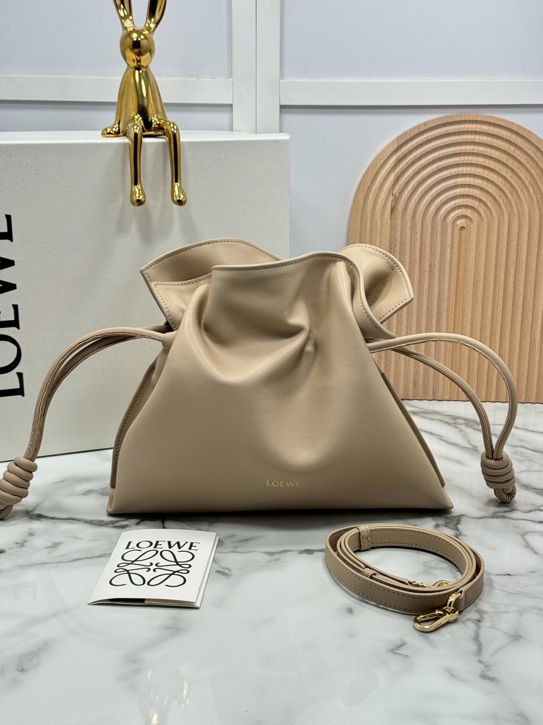 ORI หนังแท้ | Medium Loewe Flamenco clutch in nappa leather 30cm กระเป๋าสะพายทรงคลัชดีไซน์รูดเชือก เรียบหรูดูแพง เรียบง่ายใช้งานสะดวก หนังแนปป้าให้สัมผัสนุ่มสบายผิว มาพร้อมสายสะพายร้อยห่วงหรูหรา