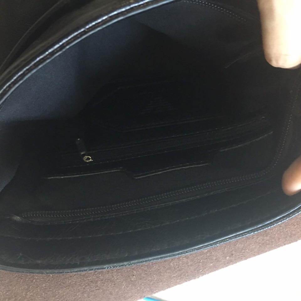 เอาใจหนุ่มๆบ้างค่า สำหรับ messenger bag หนังดี มากๆเลยน้า ลายหนังชัดสวย ใบนี้จากแบรนด์ ดัง Giorgio Armani ตัวกระเป๋าขนาดกำลังดีเลยคะ สีดำ คลาสสิค มีช่องแบ่งเก็บของหลายช่องเป็นสัดส่วนมากๆคะ น้ำหนักเบา จุของคุ้ม สายยาว ปรับได้ free size สามารถสะพาย cross bo