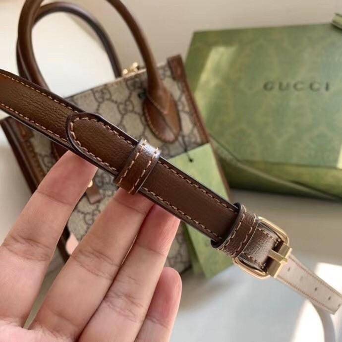 Gucci mini Tote กระเป๋าสะพายข้าง Premiumgift วัสดุหนังแท้ ด้านในโล่ง ใส่กระเป๋าตังค์ ใส่โทรศัพท์ Iphone+ ได้ สายยาวปรับระดับได้ Crossbody ได้ น้ำหนักเบา มาพร้อมกล่องและลิปบิ้นแบรนด์ สวยหรูดูแพง จะซื้อใช้เองหรือเป็นของขวัญก็เหมาะ ได้ไปไม่ผิดหวังค่ะ ไอเท็มน