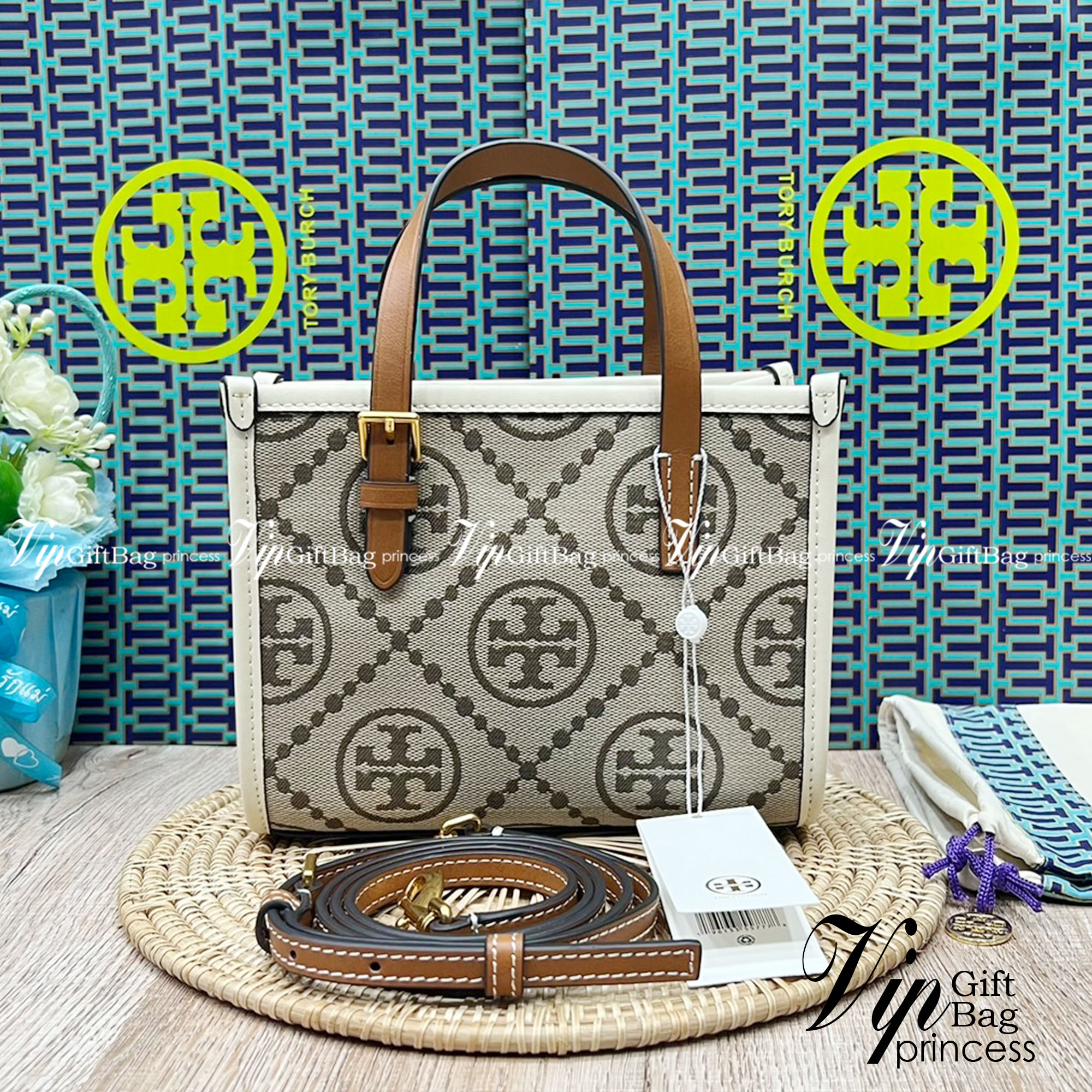 Tory Burch Mini T Monogram Square Tote / TORY BURCH Shopper Tote Bag 19cm ใบเล็ก กระเป๋าทรงโท้ท รุ่นใหม่ Square Tote ตกแต่งขอบด้วยหนังหรู มาพร้อมช่องเก็บของที่จุของได้มากมาย และสายจับกระเป๋าที่สามารถสะพายขึ้นไหล่ เหมาะสำหรับการใช้งานหลากหลายรูปแบบ รังสรรค