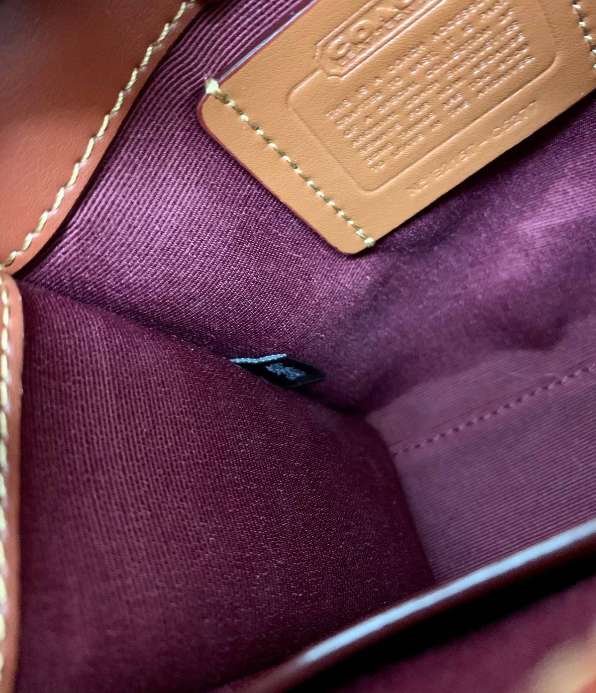 COACH MINI CASHIN TOTE ((C4828)) 💥พร้อมส่งที่ไทยรุ่นใหม่ล่าสุดค่ะ! กระเป๋าขนาดมินิ หนังแท้ หนังนิ่มสวย น่าใช้มากๆค่ะ ปากกระเป๋าแบบแม่เหล็ก ภายในสามารถใส่กระเป๋าเงินใบกลางได้;มือถือแบบตั้งได้ทุกรุ่น;ของจำเป็นจุกจิกสาวๆได้หลายอย่างนะคะ;พร้อมช่องเสีย