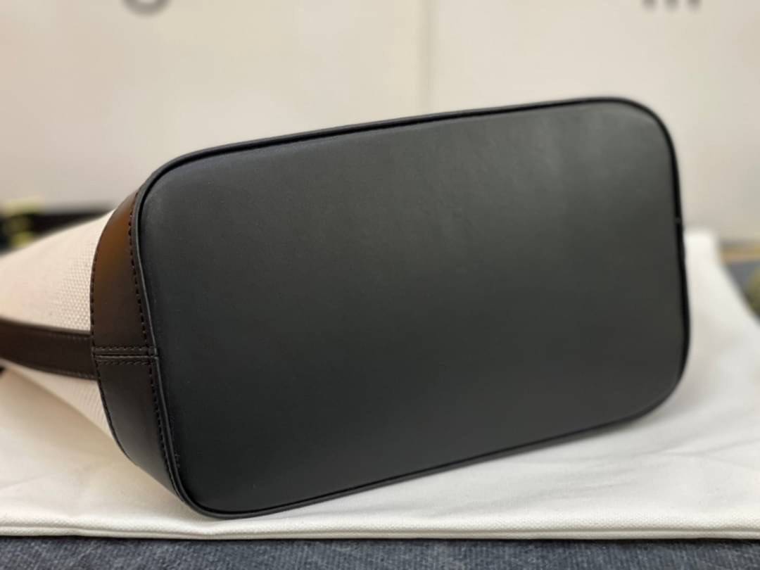 หนังแท้ CELINE SMALL BUCKET CUIR TRIOMPHE IN SMOOTH CALFSKIN / CELINE BUCKET BAG CUIR TRIOMPHE พร้อมส่งที่ไทย คอลเลคชั่นใหม่ ฮิตข้ามปี กับกระเป๋าสะพายทรงถัง ใช้งานง่ายที่สุด สายสะพายในตัว ปรับใช้ได้เลย วัสดุหนังวัว เรียบหรู ผู้ดีไปอีก โดดเด่นด้วยโลโก้เอกล