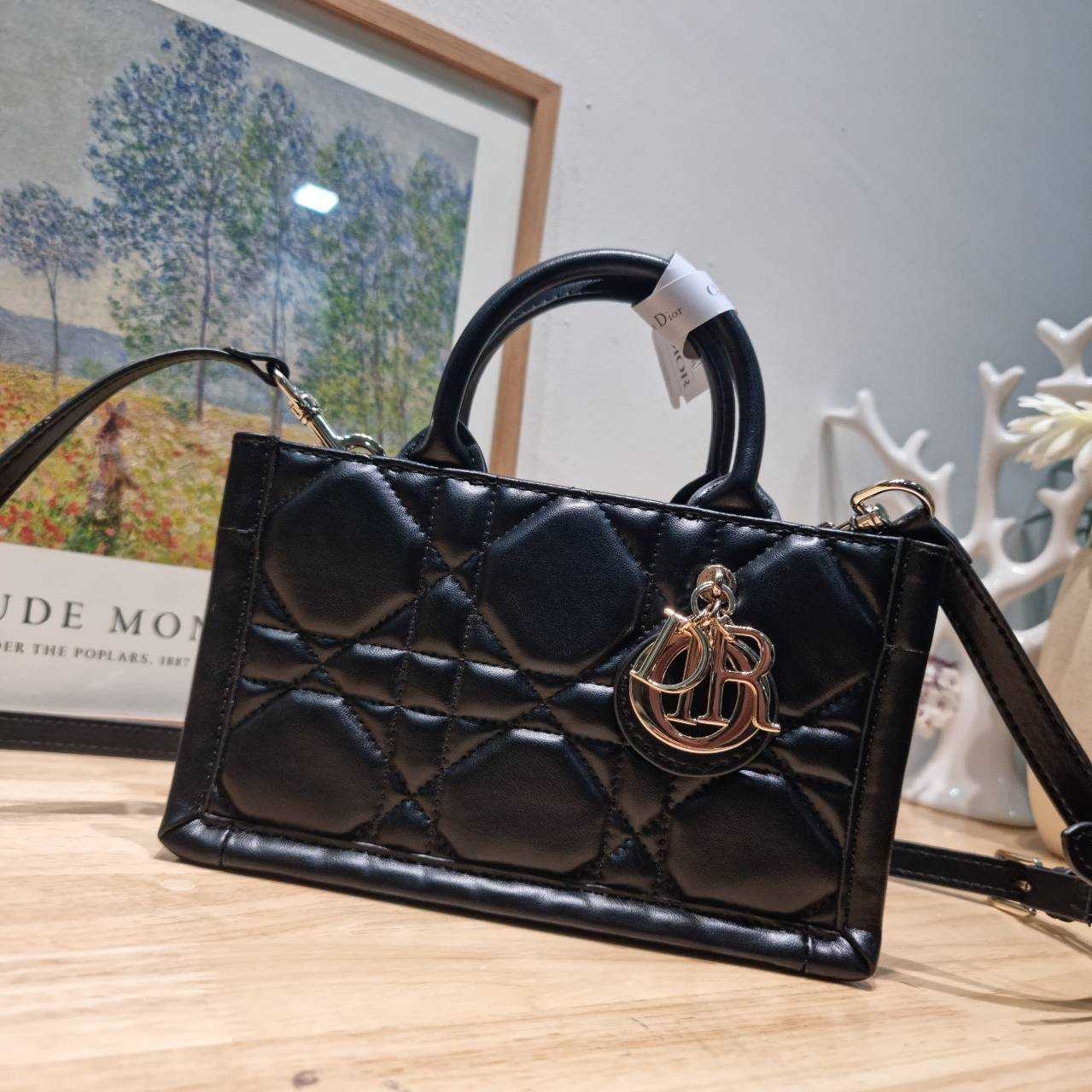 Dior mini book tote macro cannage bag กระเป๋าทรงโท้ทสุดฮิต ไซส์มินิ ดีไซน์ใหม่ หนังสวย พกพาไปไหนก็ได้ คล่องตัวและแมตช์ง่ายสุดๆ