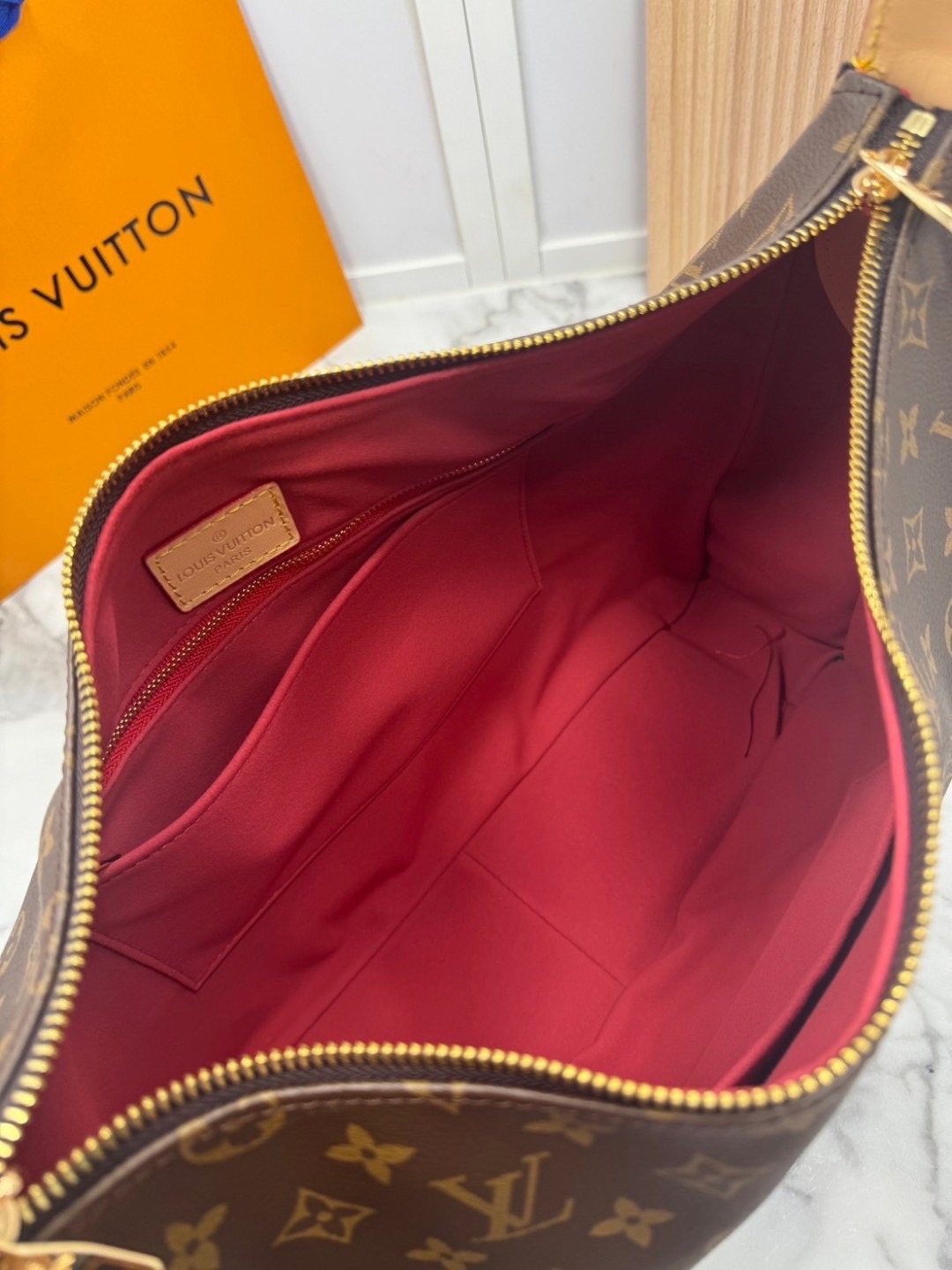 LV Slouchy MM Hobo bag 40 cm กระเป๋าถือ/สะพายไหล่ทรงโฮโบรุ่นใหม่ โดดเด่นด้วยรูปทรงอันเป็นเอกลักษณ์ เหมาะสำหรับพกพาเดินทางและใช้งานทุกวัน ลาย Monogram แคนวาสสุดไอคอนิก เสริมความสง่างามด้วยอะไหล่สีทอง งานจริงสวยมาก แนะนำค่ะ