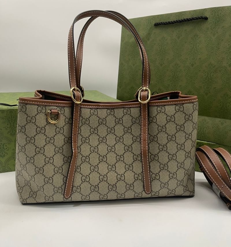 GUCCI GG Emblem small tote bag กระเป๋าทรงโท้ทสะพายไหล่รุ่นใหม่ ขนาดกำลังสวย ใส่ของได้แบบจุกๆ หูสะพายปรับและถอดออกได้ เก๋มากๆ คลาสสิคไม่มีเบื่อ