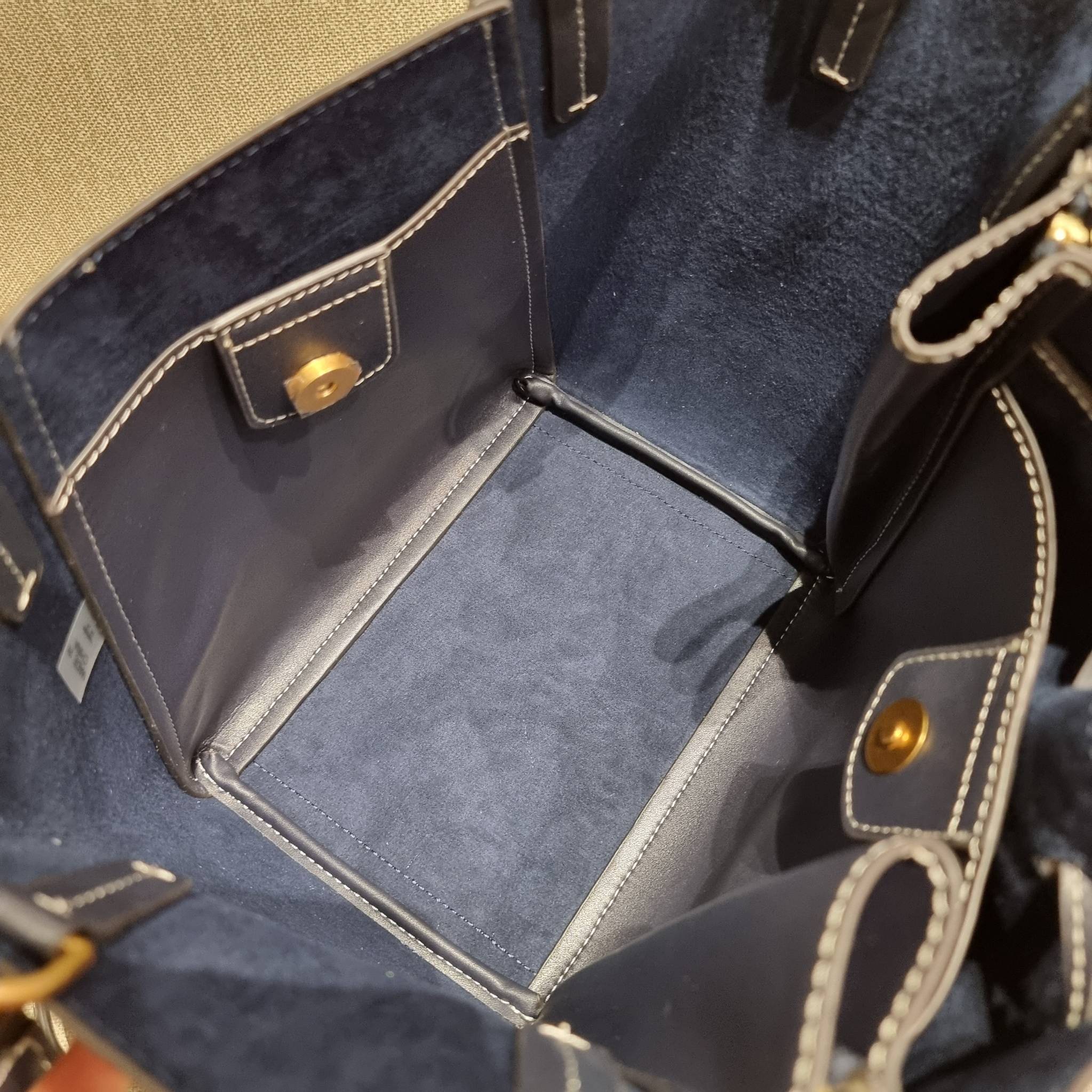 TORY BURCH MCGRAW DRAGONFLY IN MONOGRAM JACQUARD / Tory burch bucket สวยก่อนใคร ไม่ต้องพรีฯ กับกระเป๋าลายโมโนแกรมยอดฮิต ที่มาในรูปทรงดีไซน์ใหญ่ สวยเก๋ ไม่เหมือนใคร ไม่มีซ้ำ!! ใช้งานได้สะดวกด้วยหูจับในตัว และสายสะพายข้างเอามาปรับใช้สะพายได้ตามชอบ ด้านหน้าต