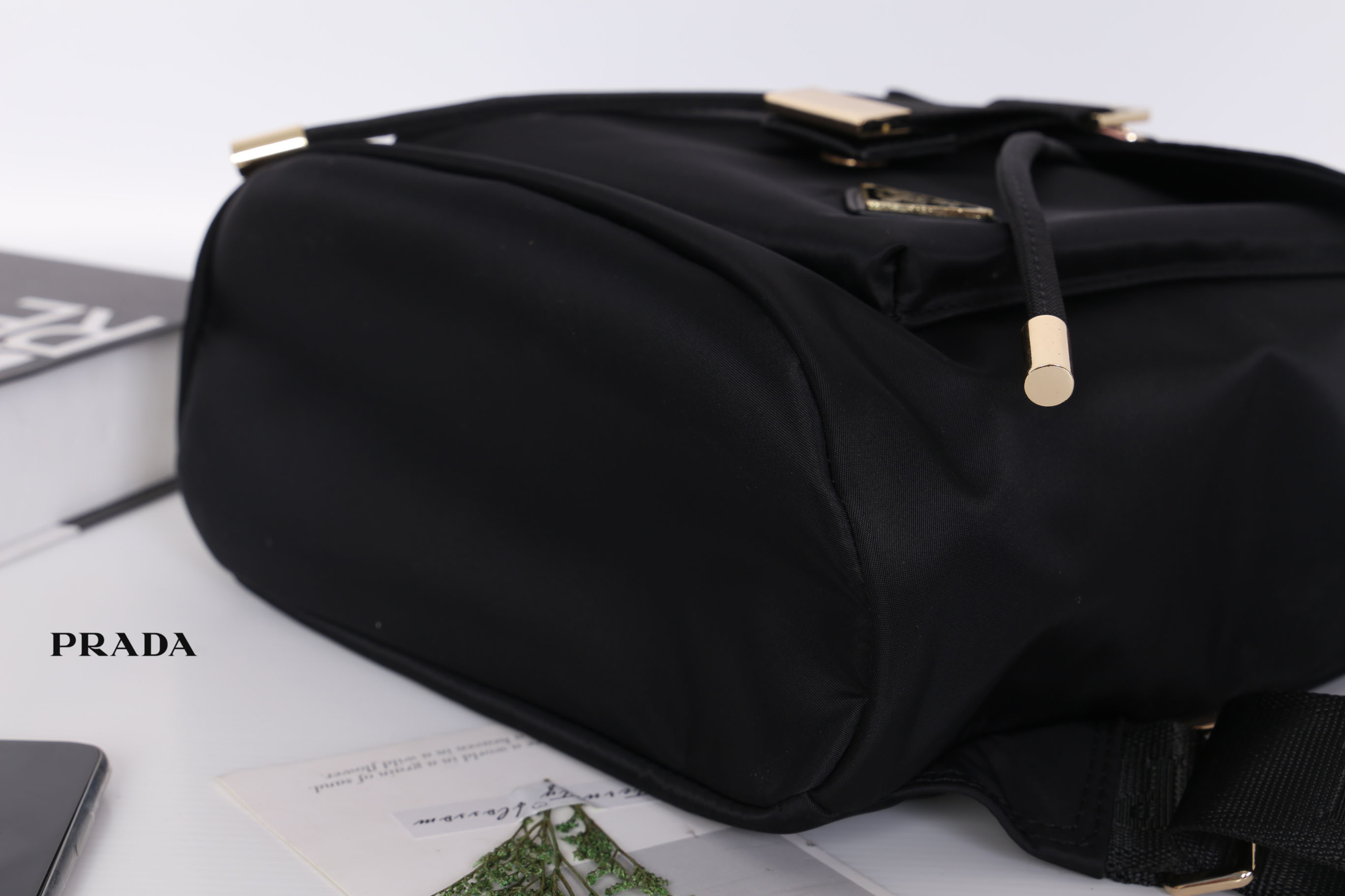 Prada Nylon Drawstring Backpack Bag สินค้า Premium gift จากเค้าเตอร์แบรนดืต่างประเทศ แท้ 100% กระเป๋าสะพายเป้ รุ่น Limited Edition VIP GIFT ทำจากวัสดุผ้า Nylon เนื้อหนา คุณภาพดี ทรงสวย ดีไซน์เกร๋ สไตล์ Prada ด้านหน้ามีช่องกว้างใส่ของจุกจิก อะไหล่ทอง สวยหร