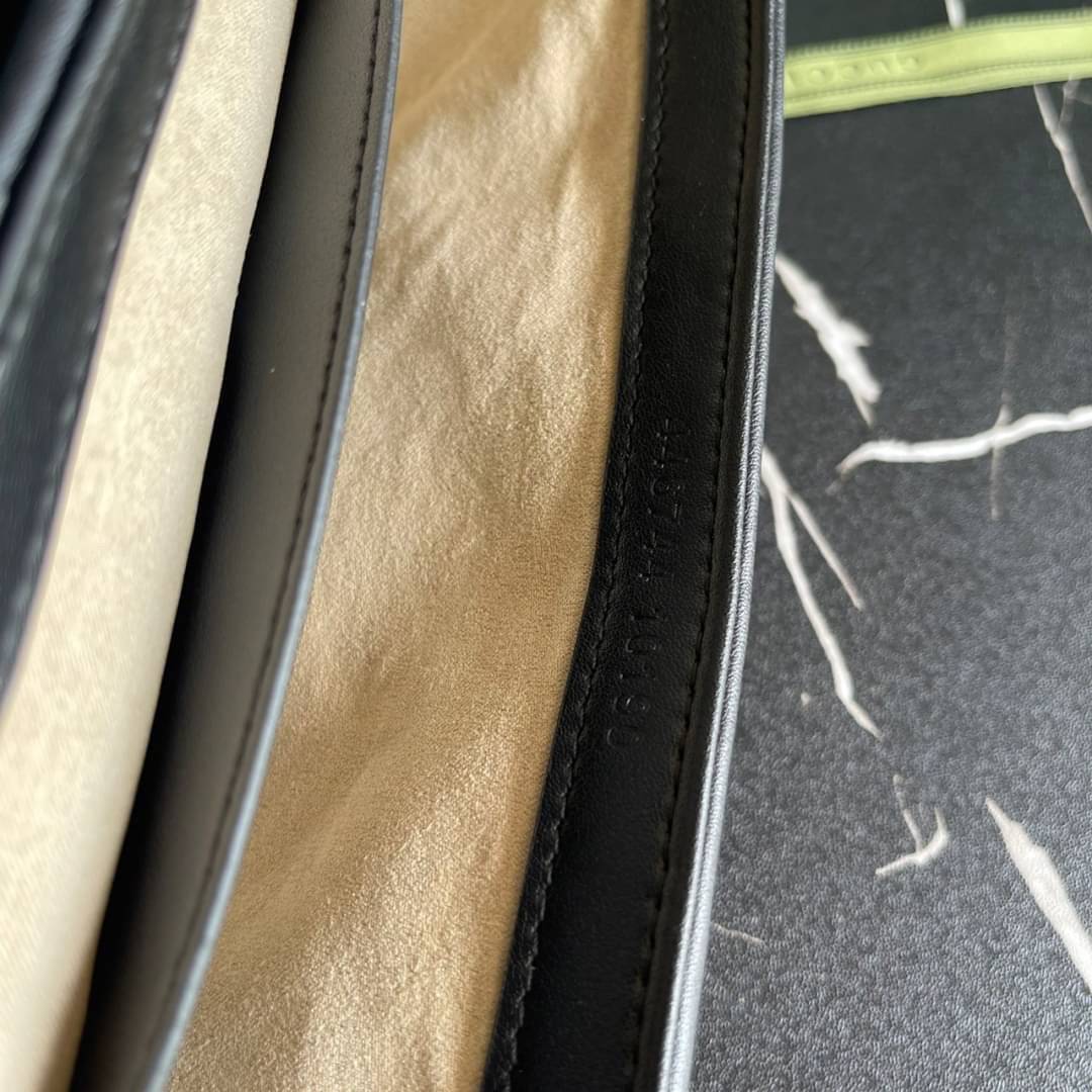 หนังแท้ GUCCI GG Marmont leather shoulder bag แบบใหม่ล่าสุด ราคานี้หนังแท้คือคุ้มมากเลยค่าสาวๆ ต้องจัดแล้วน้าา ยกระดับความหรูให้กับตัวเองกันหน่อย ด้วยกระเป๋ารุ่นนี้!! ครอสบอดี้ที่ดีไซน์หรู อัพเลเวล ในราคาที่จับต้องได้ พร้อมเสิร์ฟความสวยตรงถึงบ้านแล้วจ้า