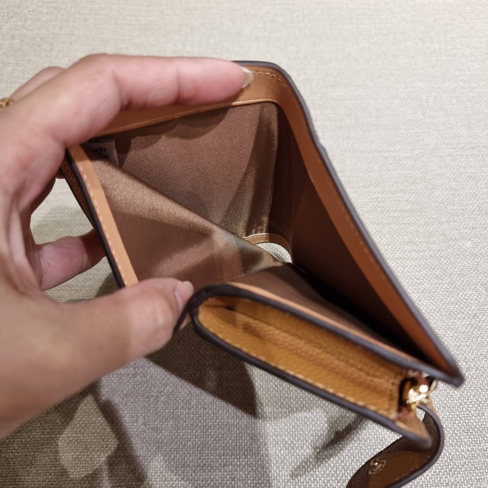 COACH C4899 MEDIUM CORNER ZIP WALLET WITH SNOPPY PRINT น้องใหม่คอลเลคชั่นสุดชิค ดีไซน์ลายพริ้นท์ผองเพื่อนสนูปพี น่ารักน่าใช้ เพิ่มลูกเล่นให้กระเป๋าสตางค์ของคุณไปอีก กับกระเป๋าสตางค์ใบกลาง ขนาดกำลังเหมาะมือ วัสดุหนัง pepble ทนทาน มีช่องใส่บัตรและธนบัตรครบ 