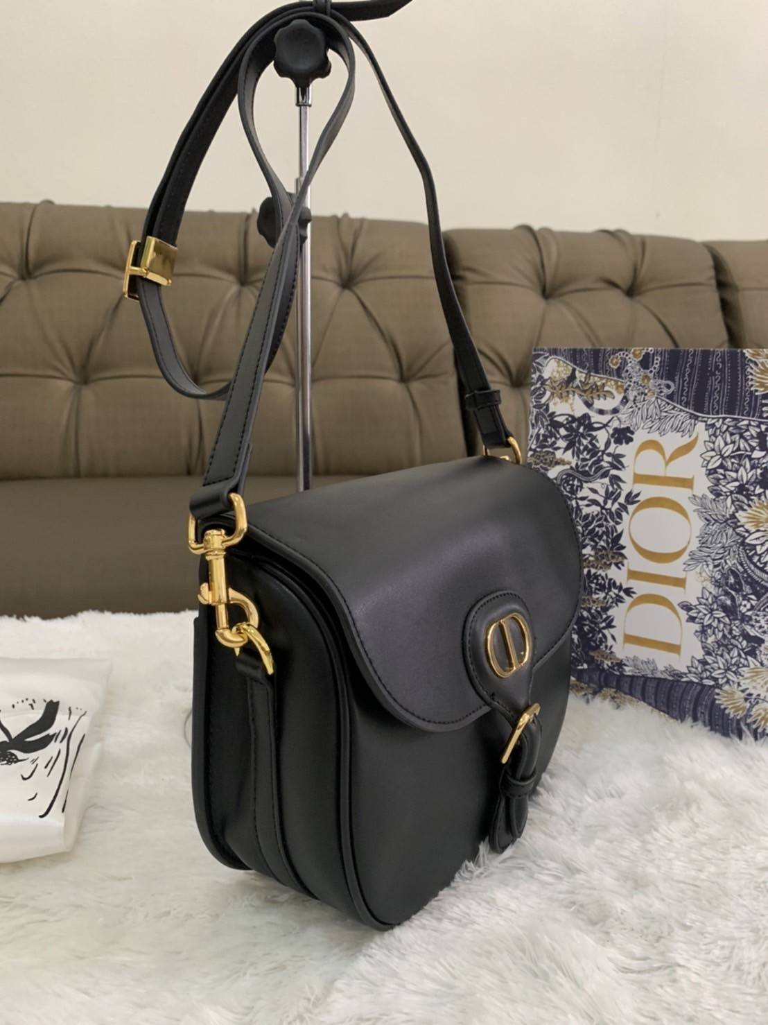 Dior Bobby Bag (GWP) พรีเมี่ยมกิ้ฟ Limited Edition วัสดุหนังแท้ Calfskin อะไหล่ทอง กระเป๋าหรูยอดฮิต ดีไซน์เป็นทรงโค้งเรียบหรูแบบโบฮีเมียนนิดๆ ด้านหน้าประดัลโลโก้ CD เด่นชัด ตอกย้ำความเป็นแบรนด์หรู Christian Dior แมทกับชุดได้ง่าย ใช้ได้ทุกวัน ทั้งสะพายไหล่