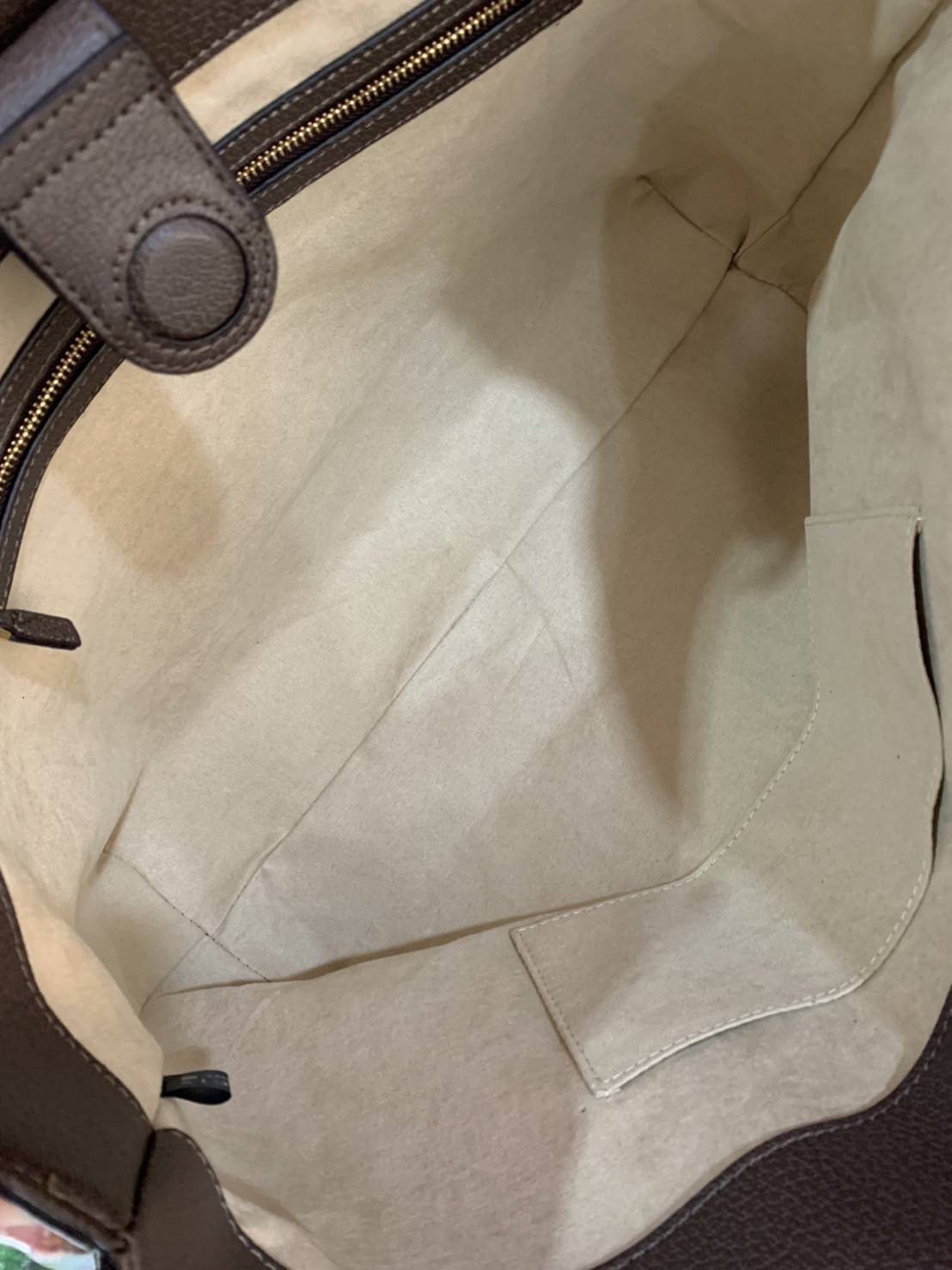 Gucci x Balenciaga The Hacker Project Graffiti Tote กระเป๋าช้อปปิ้งทรงโท้ท โดดเด่นด้วยลวดลายเพ้นท์กราฟฟิตี้ ใบใหญ่ จุสัมภาระได้อย่างจุใจ