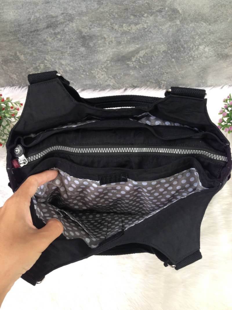 Kipling รุ่น Cicele กระเป๋าสะพายไหล่ใบใหญ่ สวยน่ารัก ตัวกระเป๋าด้านในเป็นช่องโล่งแบบปิดเปิดด้วยซิป มีช่องซิปด้านใน ด้านข้างกระเป๋า มี 2 ช่อง ปิดเปิด ด้วยเทป พร้อมที่ใส่โทรศัพท์ ปากกา และ MP 3 ในส่วนด้านใน และ ด้านข้างกระเป๋า ซ้าย-ขวา เป็นช่องขนาดเล็กสำหรั