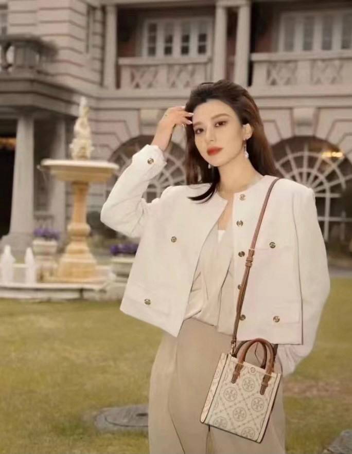 สีใหม่ล่าสุด ผู้ดีมาเลยยจ้าา จำนวนจำกัด! TORY BURCH T MONOGRAM CONTRAST EMBOSSED MINI TOTE 🥂พร้อมส่ง มาอัพลุคให้ดูดีไปพร้อมๆกัน กับกระเป๋าทรงTote ที่ไม่ว่าวันไหนๆ ใบนี้เอาอยู่เลยค่ะ