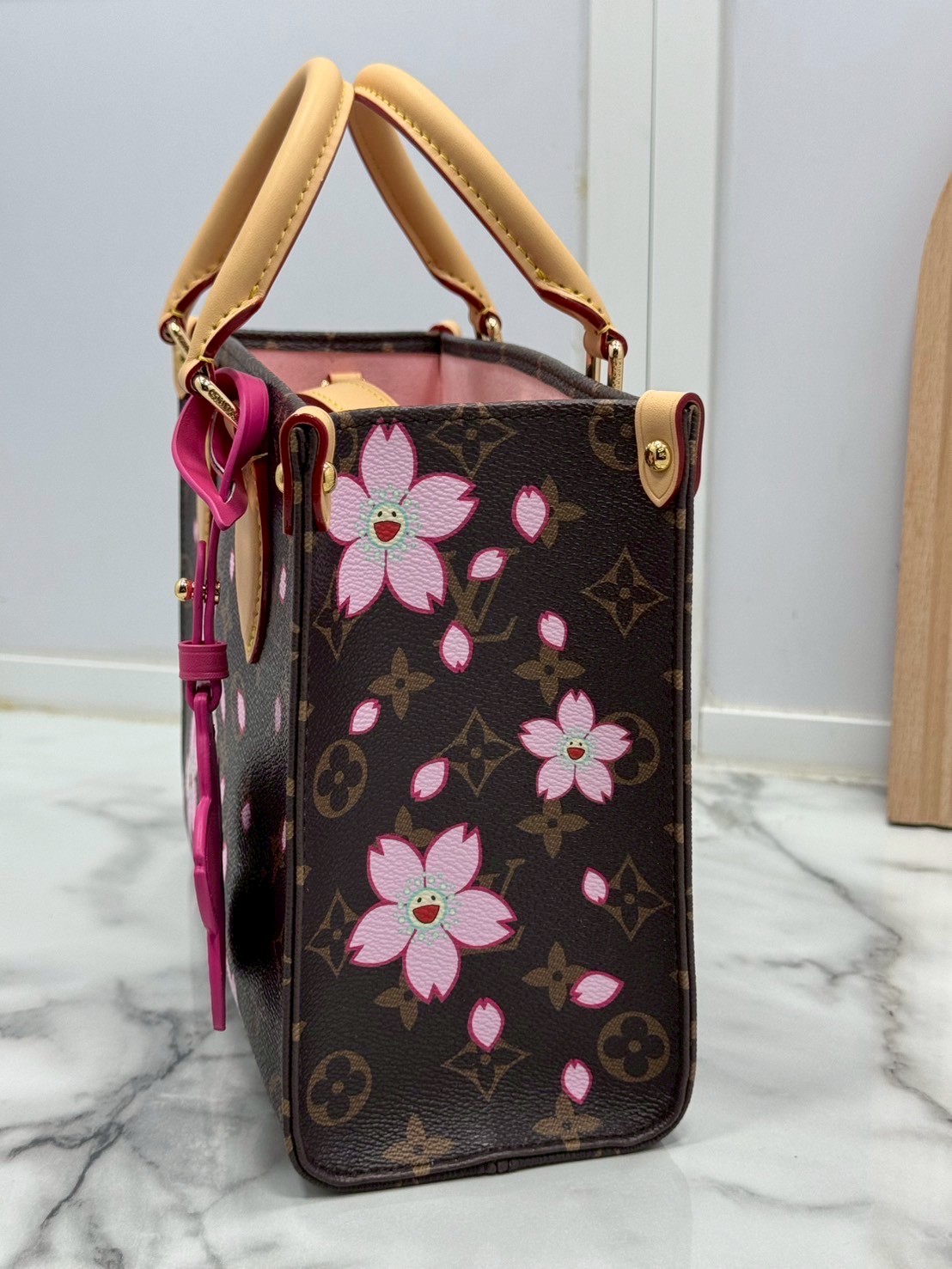 TOP ORI หนังแท้ | เกรดดีสุด LV x TM - OnTheGo Cherry Blossom PM bag กระเป๋าทรงโท้ทที่ใครเห็นต้องเป็นคลั่งรัก ปรับลุคให้มีชีวิตชีวาด้วยลายดอกไม้เชอรี่บลอสซั่ม คอลใหม่สุดเอ็กซ์คลูซีฟ
