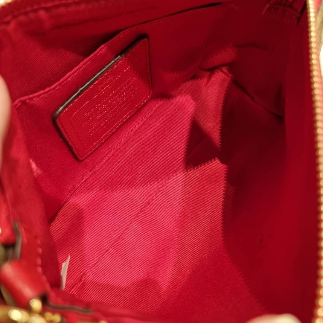 COACH 36674 TOP HANDLE POUCH IN SIGNATURE JACQUARD กระเป๋าทรงพอช ยอดฮิต ยกขึ้นแท่น ด้วยดีไซน์ที่ออกมาให้ใช้งานได้ง่าย ขนาดกำลังเหมาะ วัสดุหนังแคนวาสทนทาน ดีไปหมดขนาดนี้!! คุณลูกค้าถึงสั่งกันรัวๆจริงๆ ภายในโล่งกว้าง ใส่โทรศัพท์ได้ทุกรุ่น มาพร้อมสายคล้องแขน