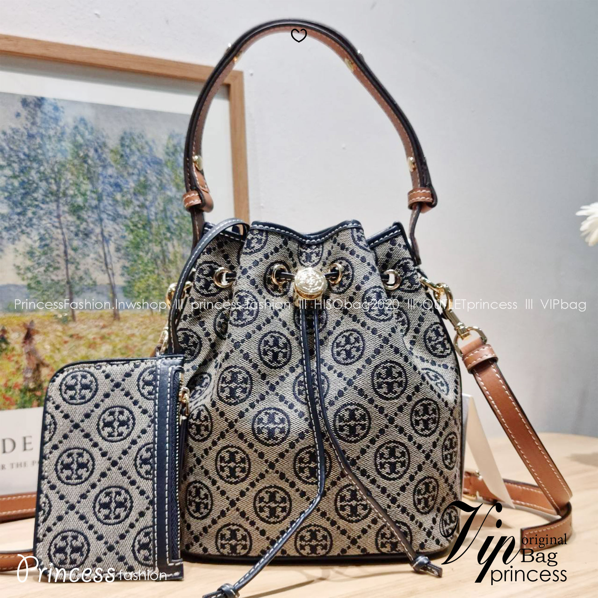 TOP ORI หนังแท้ | เกรดดีสุด TORY BURCH T MONOGRAM BUCKET BAG (ดีไซน์ใหม่) ใหม่ล่าสุดได้สวยก่อนใคร กับกระเป๋าบัคเก็ตยอดฮิต ที่มาในดีไซน์ใหม่ สายคล้องในตัวสามารถปรับได้ รูปทรงและลวดลายสวยชัดคลาสสิค