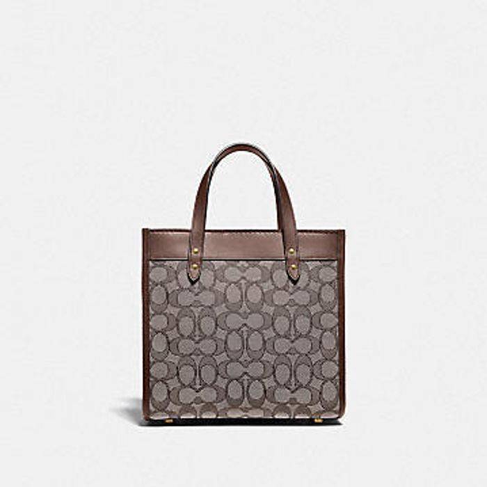 ใบนี้ ช่วยให้ชีวิตง่ายขึ้นเยอะเลย🌈🌺>>COACH FIELD TOTE 22 IN SIGNATURE JACQUARD(COACH C3865) 🍁กระเป๋าถือ สะพาย รุ่น Unisex ใช้ได้ทุกเพศวัย ขนาดเหมาะต่อการใช้งานในแต่ละวันมากๆ //วัสดุ jacquard ลาย signature ตกแต่งดีเทลด้วยหนังแ