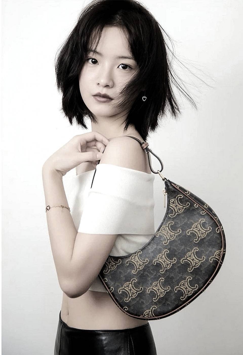 VIP 🥂 CELINE AVA IN TRIOMPHE CANVAS WITH TRIOMPHE HEART EMBROIDERY สวยเกินต้านรุ่นสุดปัง ที่ดีไซน์ออกมาใหม่ พร้อมให้ได้สวยก่อนใครไปเลย กับกระเป๋าสะพายไหล่ รูปทรงไม่เหมือนใครไม่เกร่อ ใช้แล้วดูแพง!! และที่น่ารักแบบตะโกนก็ตรงที่ โลโก้ลายปัก ดีเทลเดิน