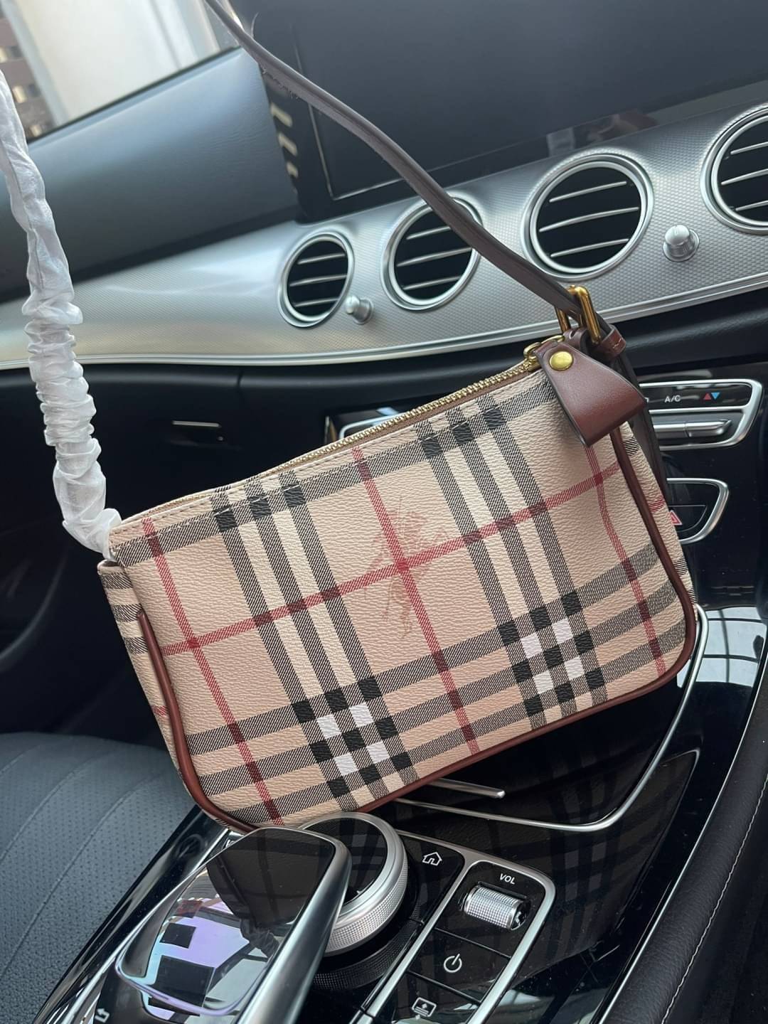 VIP 】Burberry Nova Check Small Shoulder Bag กระเป๋าสะพายไหล่ Vintage Check ที่ถือว่าเป็นสัญลักษณ์อันเก่าแก่ของแบรนด์ ภายในเป็นช่องโล่งกว้าง และมีคุณสมบัติการใช้งานที่ครบครัน อีกทั้งยังเปิด-ปิดง่ายด้วยซิปเดียว มีอะไหล่โลหะสีทองที่ช่วยให้กระเป๋าดูหรูหรามากย