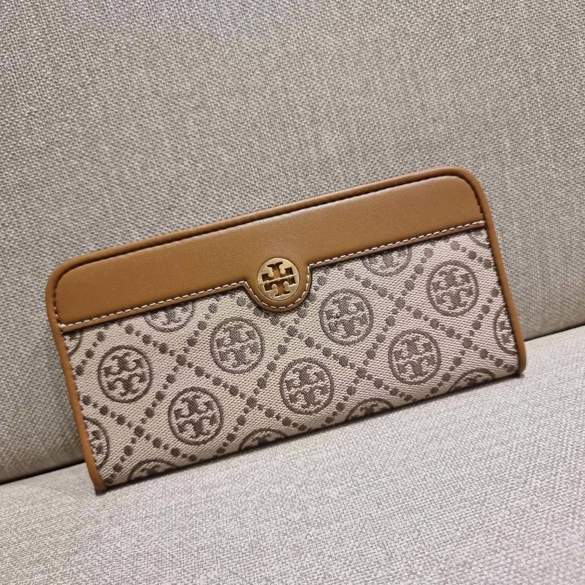 TORY BURCH T MONOGRAM JACQUARD SLIM WALLET ของดีมีให้ที่นี่แบบจัดเต็ม กระเป๋าสตางค์ใบยาว รุ่นสลิม สวยหรู ขนาดกำลังเหมาะมือ ถือแล้วขับผิว วัสดุผ้า jacquard ตัดสลับหนังแท้ ภายในสวยคมม้าก!! มีช่องใส่บัตรได้แบบเน้นๆ และช่องใส่ธนบัตรได้ ด้านหลังมีช่องซิปอีกหนึ