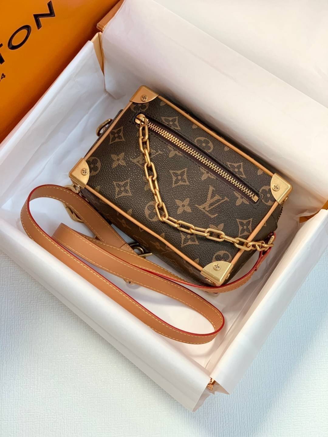 พรีเมี่ยมกิ๊ฟแท้ 100% 】หนังแท้ ไซส์มินิ สวย เท่ห์ รุ่นหายากมาก LOUIS VUITTON Mini Soft Trunk in Monogram Legacy Brown in Coated Canvas/Leather with Aged Gold-tone