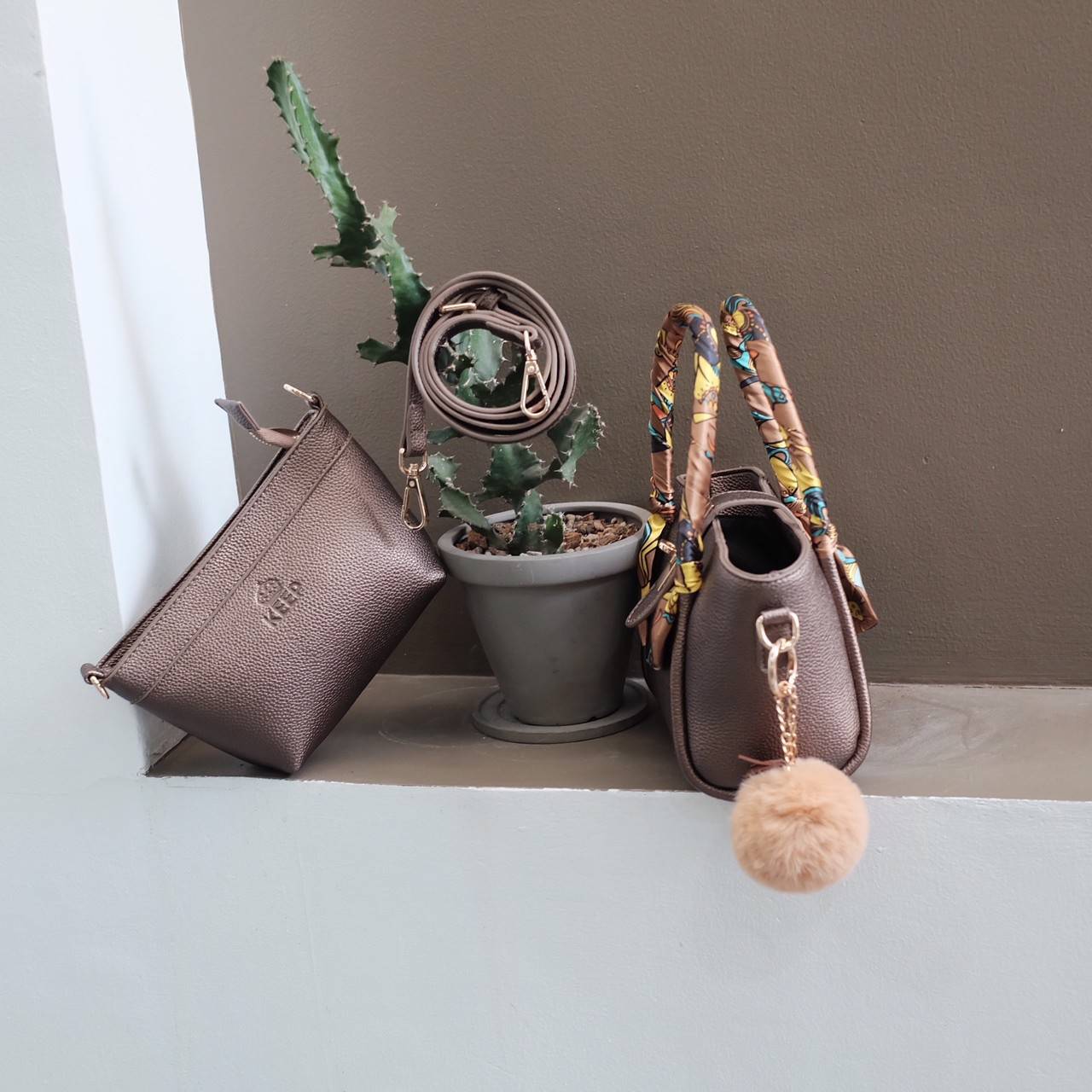 กระเป๋าทรงน่ารักๆ รับ Summer นี้เลยค่า KEEP ‘ Basket ‘ Handbag > ทรงน่ารัก (ราคานี้แถม ปอมๆ และผ้าพันหูกระเป๋าให้ 2 ผืน เข้า Set ) > มีใบเล็กด้านใน ให้อีก 1 ใบ สามารถเอาออกมาใช้สะพายได้ ( เหมือนซื้อ1ได้2 ) >น้ำหนักเบา ใบเล็กกะทัดรัด เหมาะกับ Summ