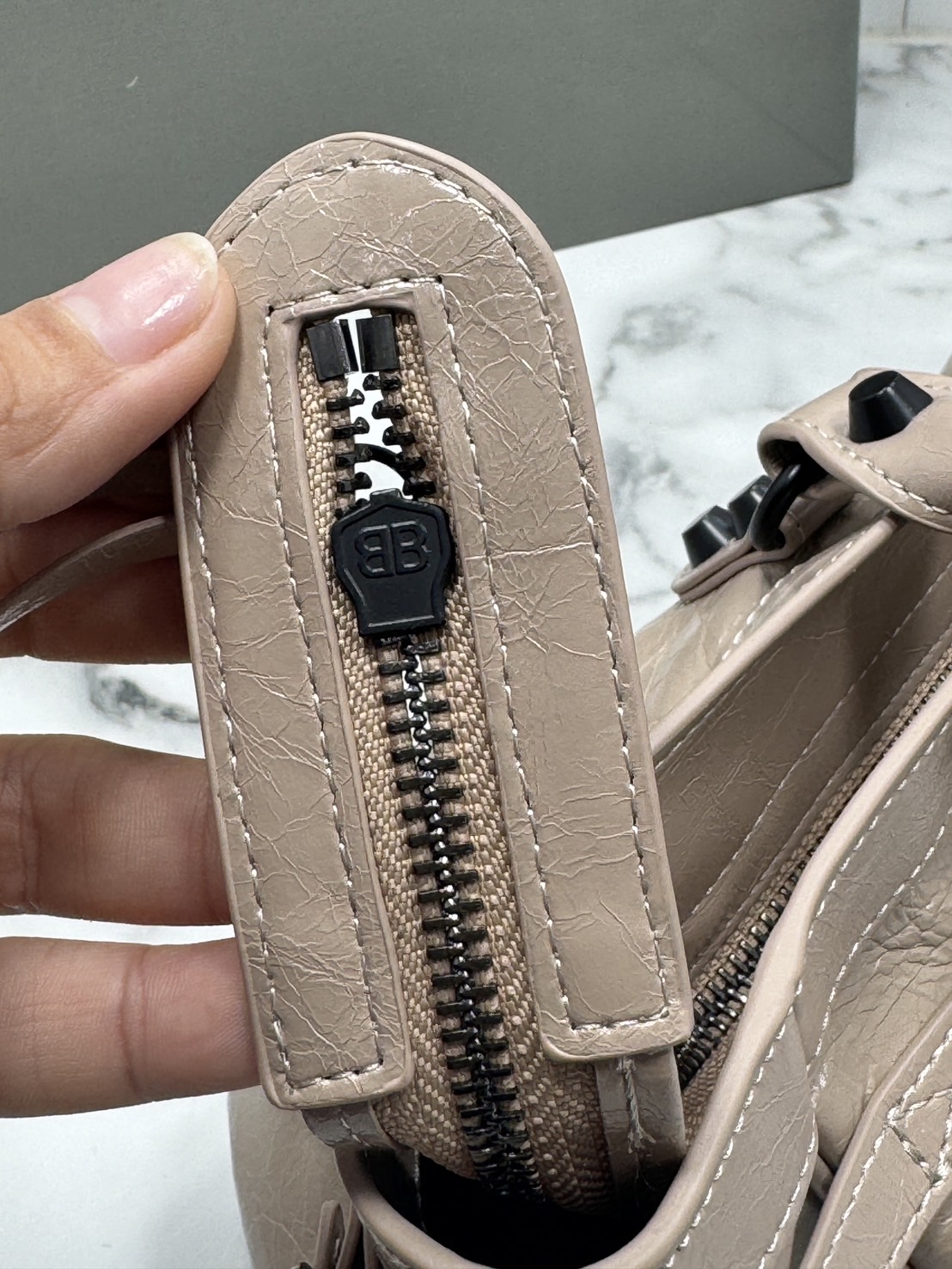 ORI หนังแท้ | Balenciaga Le City Bag East-west Bag 32cm กระเป๋าถือ/สะพายข้างทรงยาวดีไซน์โดดเด่นสวยเท่ล้ำสมัย ที่สุดแห่งความไอคอนิกไม่เหมือนใคร มีกิมมิคและลูกเล่นแพรวพราว