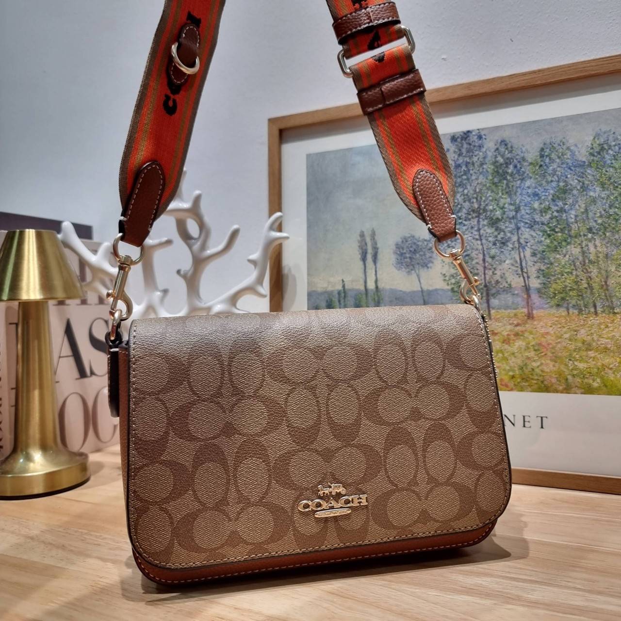 OACH LOGAN MESSENGER IN SIGNATURE CH483 CH252 กระเป๋าสะพาย รุ่นใหม่ สไตล์สปอร์ต ดีไซน์สวย ขนาดกำลังดีคล่องตัว สายสะพายเส้นใหญ่ทนทาน