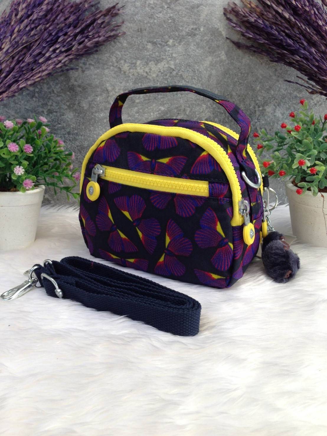 Kipling Mini Shoulder Bag K13869 Outlet Hongkong กระเป๋าสะพายไหล่ใบเล็กน่ารัก วัสดุผ้าไนล่อนกันน้ำอย่างดีตามแบบฉบับแบรนด์ แบ่งเป็นช่องซิป 3 ช่อง มีหูจับ ด้านในบุผ้าแบรนด์ มาพร้อมพวงกุญแจน้องลิง ใบนี้จุของได้เยอะน้ำหนักเบาค่ะ เหมาะมากกับการสะพายไปเที่ยวชิว