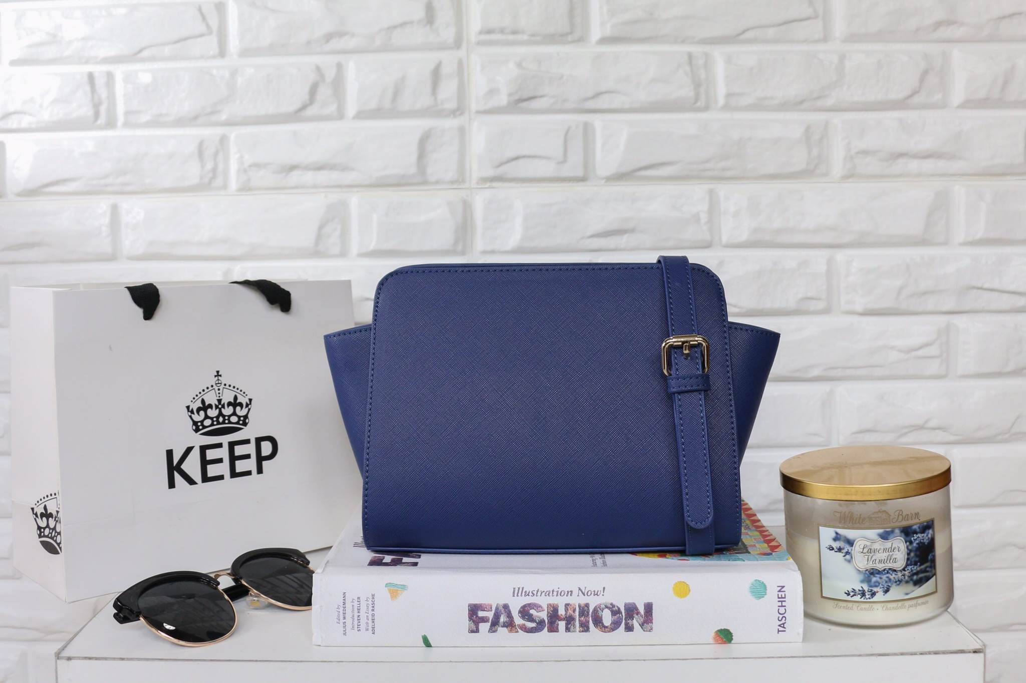 รุ่นใหม่ล่าสุดเลยห้ามพลาดน๊า !!! สาวๆ ที่กำลังหากระเป๋าเสะพาย เบาๆ ดีไซด์เก๋ๆ ขนาดกำลังดี แนะนำใบนี้เลยน๊า จากแบรนด์ KEEP =>> ตัวกระเป๋า เป็นหนัง saffiano ตัวเดียวกันกับ prada เลยค่า =>> น้ำหนักเบา จุเยอะ ดีไซด์ ทันสมัย เข้าได้กับทุกชุด =>&