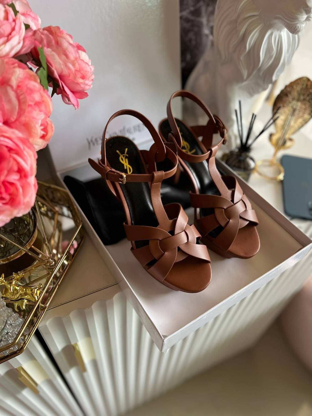 YSL TRIBUTE HEEL / SAINT LAURENT TRIBUTE HEEL / YSL HIGH HEEL เกรดออริจินอล รองเท้าส้นสูงแบรนด์หรู ที่สาวๆ ทุกคนควรมี ไว้ออกงานหรือใส่ทำงานได้ คู่นี้คือปังได้ตลอดกาล เพิ่มความสูงเพรียว สวยหรูมากค่ะ