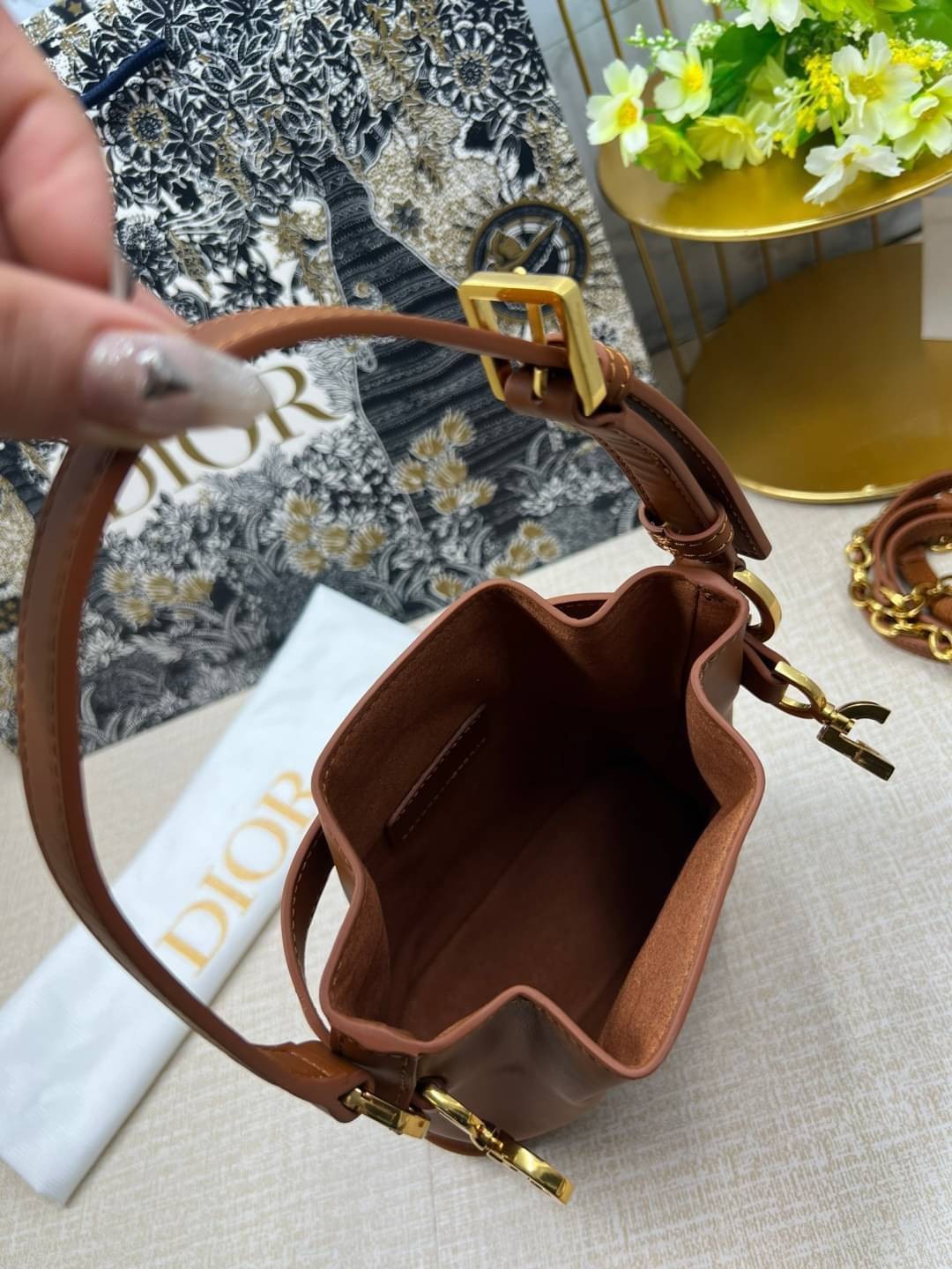 DIOR SMALL C'EST 17 cm / Dior bucket bag รุ่นใหม่สวยหรู ดูแพงมากค่ะ กระเป๋าสะพายบัคเก็ต รูปทรงคลาสสิค ใช้งานง่ายภายในโล่งกว้างมาก สวยมาก ควรมีค่า