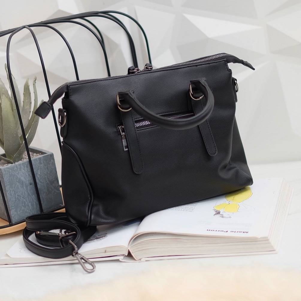 ทรงสวยขายดีมาก 👑จากแบรนด์ KEEP ทรง รุ่น Parish hand bag with cute taddy จุดเด่นที่ >หนังเนื้อดี นิ่มมาก >น้ำหนักเบา >ถือสะพายเข้าง่ายกับทุกชุด