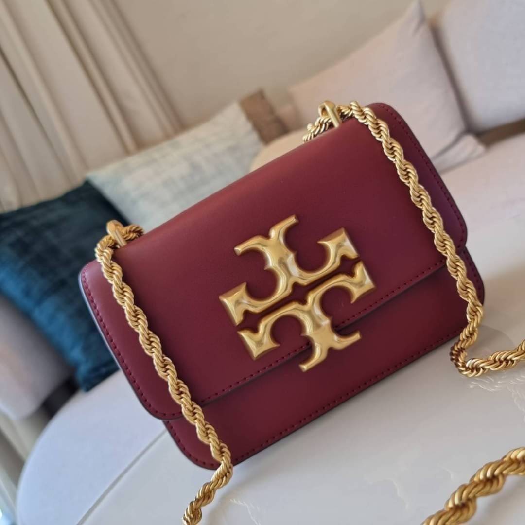 TORY BURCH ELEANOR SMALL CONVERTIBLE SHOULDER BAG ฮอตไอเท็ม รุ่นนี้ขายดีขายหมด สวยหรู คุณหนู ผู้ดี!! หายากมากแล้วน้า กระเป๋าสะพายข้าง ดีไซน์อยู่ทรง ขนาดกำลังสะดวกใช้สำหรับสาว วัสดุหนังแท้เต็มใบ สีทูโทน เปิด-ปิดด้วยแถบแม่เหล็ก ภายในแบ่งสัดส่วนได้เป็นอย่างด