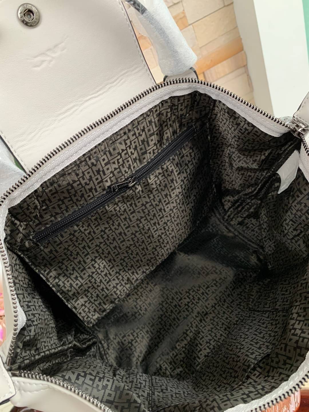 Longchamp LE PLIAGE CUIR TOP HANDLE BAG S เรียกว่าเป็นกระเป๋าอีกหนึ่งรุ่นที่ไม่ว่ายังไงก็ฮอตฮิตและติดเทรนด์ตลอดไม่เคยเปลี่ยนกับ ทรง Le Pliage Cuir หนึ่งในตระกูลกระเป๋าสุดไอคอนิกจากแบรนด์ เมื่อรุ่น Le Pliage Cuir ในรูปแบบของหนังแกะ Metis ได้ถือกำเนิดขึ้นใน