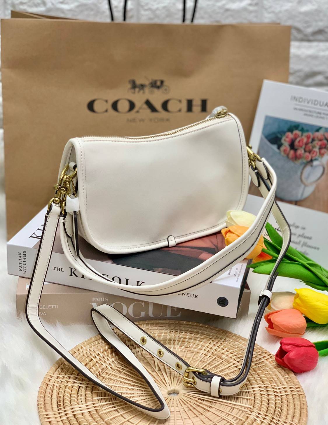 imited edition🌸 COACH C2766 SWINGER WITH GARDEN EMBROIDERY พร้อมส่งที่ไทย สวยก่อนใครชั่วโมงนี้ค่ะ💐 กระเป๋าหิ้ว//สะพายข้างได้ หนังแท้ หนังนิ่ม นุ่มมือดีมากๆค่ะ 🌸จุดเด่นด้านหน้าเป็นงานปักเน้นๆ3D สวยสะดุดตามากทีเดียวค่ะ เปิดปิดกระเป็า