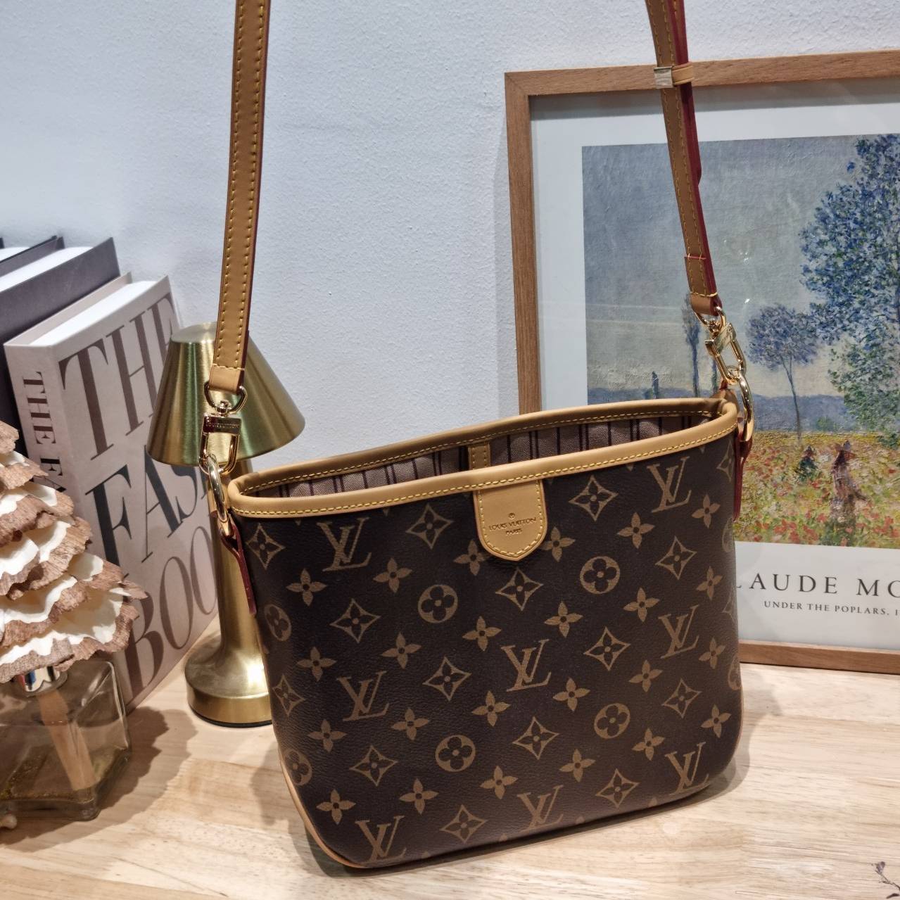 LV delightful newer bag กระเป๋าทรงโท้ทสุดปัง รุ่นขายดี ที่มาในไซส์ใหม่ สะดวกพกพามากๆ สายสะพายมีมาให้ 2 แบบ คล้องไหล่ และสายสะพายข้าง