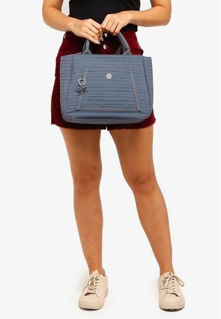 KIPLING NAMYA กระเป๋าถือทรงสวยจาก KIPLING ช่วยเสริมลุคให้ผู้ถือดูโดดเด่นกว่าคนอื่นและเป็นที่สนใจมาพร้อม สายปรับได้ หูหิ้วคู่ ผิวกันน้ำปากกระเป๋าเปิดปิดแบบซิป ภายในมีช่องใส่โทรศัพท์ แยกเก็บของเป็นสัดส่วน ด้านหน้าประดับด้วยโลโก้แบบกลม ที่ห้อยกุญแจและพวงกุญแ